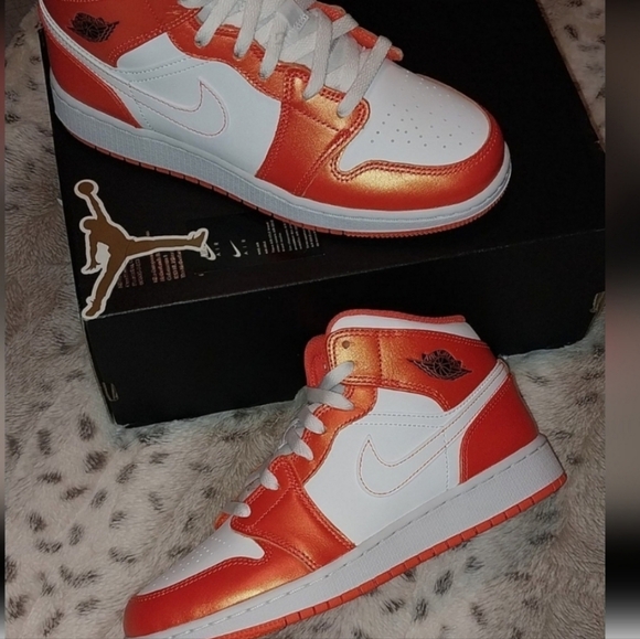 Nike Air Jordan 1 Mid GS Electro Orange - Picture 2 of 12